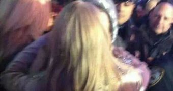 Taylor Swift Kisses Harry Styles on New Year’s Eve – Video