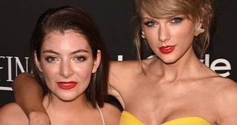 Lorde and Taylor Swift pose for pictures at Golden Globes 2015 afterparty