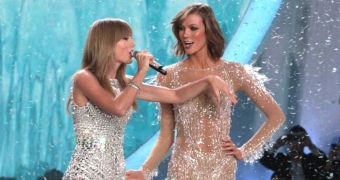 Taylor Swift closes the Victoria’s Secret Fashion Show 2013 with “I Knew You Were Trouble”
