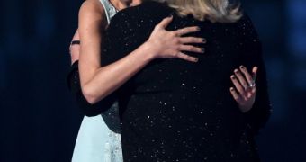 Taylor Swift and mom Andrea Finlay hug it out at the Academy of Country Music Awards 2015