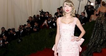 Taylor Swift in a gorgeous pink Oscar de la Renta gown
