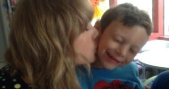 Taylor Swift Sings for Boston Cancer Patient, 7, Makes His Day – Video