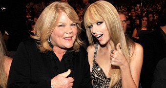 Taylor Swift and her mother, Andrea Finlay