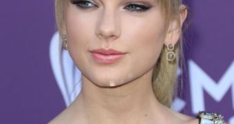 Taylor Swift on the red carpet at the ACM Awards 2013