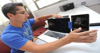 Team invents device to connect tablet and laptop