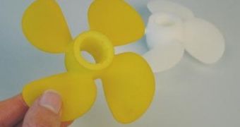 This propeller was dyed yellow in only five minutes at 90 degrees C and 200 bar. At this pressure, the yellow dye powder dissolved in the CO2 which transferred it into the plastic.