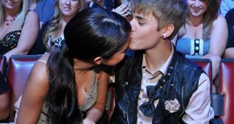 Justin Bieber plants a kiss on Selena Gomez’s forehead at the Teen Choice Awards 2011