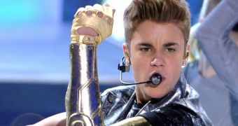 Justin Bieber performs medley of new tracks at the Teen Choice Awards 2012