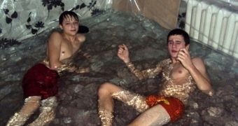 Teens Turn Their Living Room into a Swimming Pool – Photo Gallery