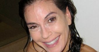 Teri Hatcher sets out to debunk rumors of Botox with makeup-free pics of herself