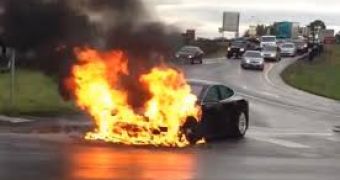 A new Tesla hybrid car bursts into flames