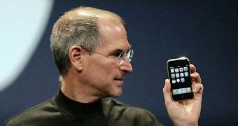 Steve Jobs unveiling the original Apple iPhone in 2007