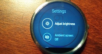 The Charge Screen Haunts the Background of Motorola's Moto 360 Smartwatch