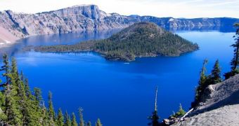 The blue waters of Crater Lake and Wizard island