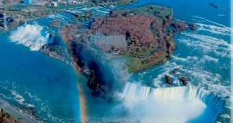 Niagara seen from the Canadian bank: Goat Island in the middle, Horseshoe Falls in the right, American part in the left.