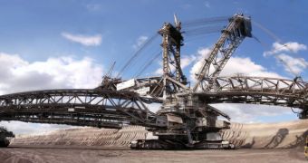 The Bagger 288, going about its daily business - moving mountains