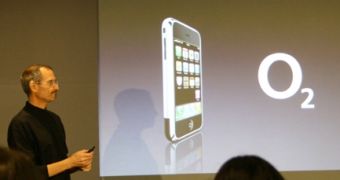 Steve Jobs, Apple's CEO, presenting the O2 iPhone offer