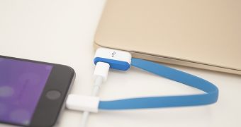 InfiniteUSB-C pluged in MacBook Air