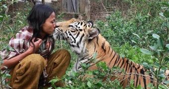“Tiger Nanny” Eats, Plays, Sleeps with 4-Year-Old Bengal Tiger