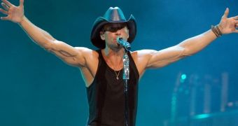 Tim McGraw was criticized for slapping a female fan in concert, says these things do happen