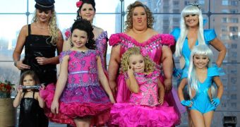 Moms and daughters from TLC's “Toddlers & Tiaras” on Anderson Cooper