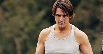 Tom Cruise shows off his guns on the set of “Mission: Impossible 4”