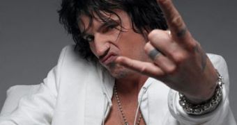 Tommy Lee goes against PETA and their Shamu Rocks shows