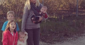 Stranded on the side of the road: Tori Spelling and her 4 kids