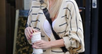 Tori Spelling flashes wedding band in December 2013, right after cheating and divorce rumors started making the rounds