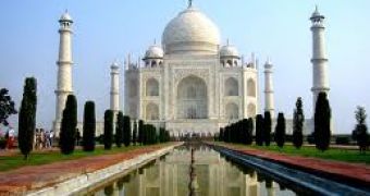 A British tourist staying in Agra to see the Taj Mahal claims the owner of the hotel has tried to enter her room after making advances