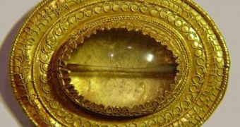 Golden brooch found inside ancient warrior's grave