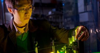 Rice University graduate student Shuzhen Ye used an ultraviolet laser to create a Rydberg atom in order to study the orbital mechanics of electrons