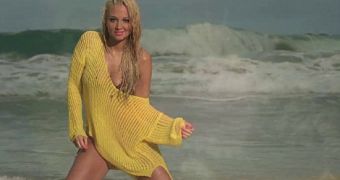 Tulisa Is Funky Beach Babe in “Live It Up” Video