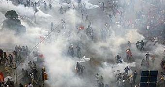 Police forces clash with protesters in Istanbul
