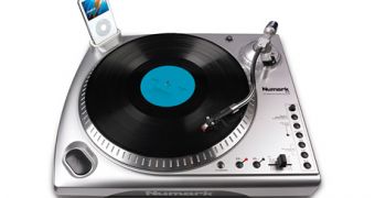 TTi USB Turntable with Pitch Control & Universal Dock