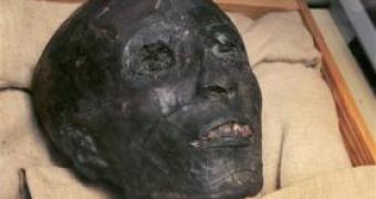 The face of the linen-wrapped mummy of King Tut