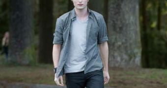 Robert Pattinson as Edward Cullen in new “New Moon” still