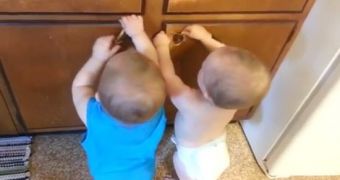 Twins play with rubber bands for the first time