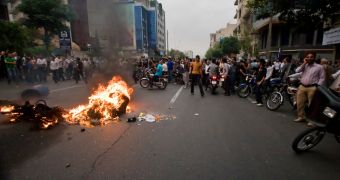 Twitter delays downtime to enable Iranian protests to continue.