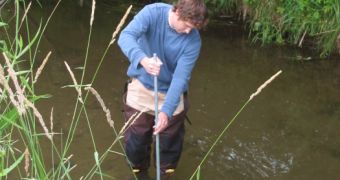 Streamsampling polluted surface water and groundwater