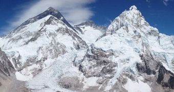 US Geography Professor Survives 70-Ft (21.3M) Fall into Crevasse in Nepal