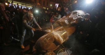 Angry protesters bring down Lenin's statue from public square