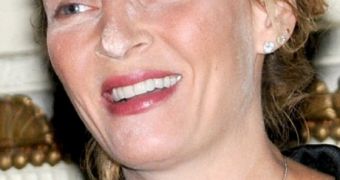 Uma Thurman overdoses on face powder – and it shows