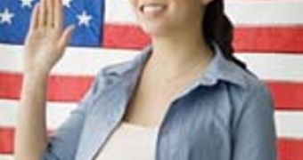 A photo taken from the AsiamChild website shows a Chinese pregnant woman posing in front of a US flag