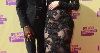 Amber Rose and Wiz Khalifa break the news of their pregnancy on the red carpet at the VMAs 2012