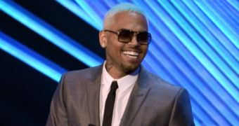Chris Brown takes home the Moonman for Best Male Video at the VMAs 2012