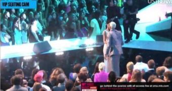 VMAs 2012: Chris Brown and Rihanna Hug It Out