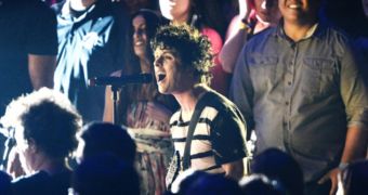 Green Day performs at the VMAs 2012, gets close and personal with fans
