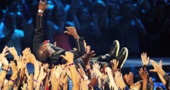 Kevin Hart stage dives at the end of his opening monolog at the MTV VMAs 2012