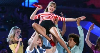 Taylor Swift performs “We Are Never Ever Getting Back Together” at the VMAs 2012